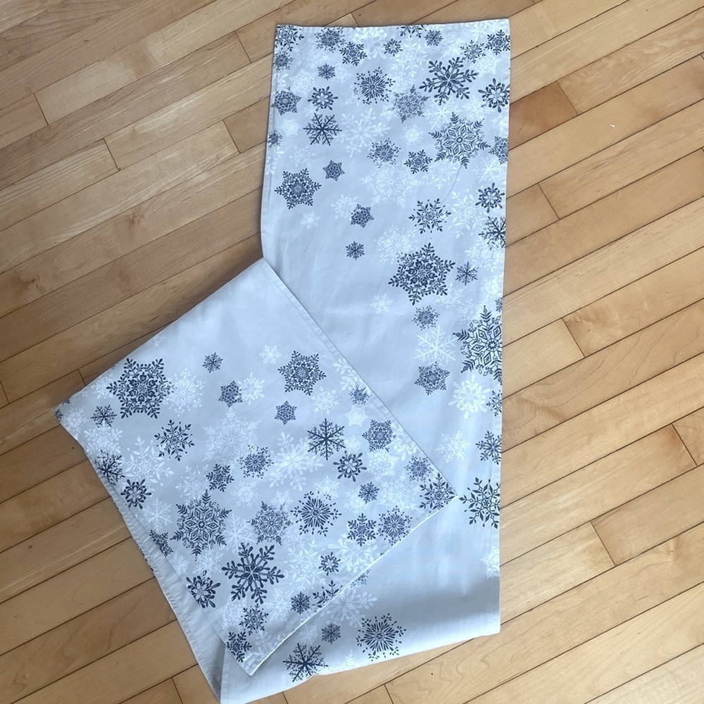 GLUCKSTEIN HOME Snowflake Cotton Table Runner Gray:Blue/White W:12.5 X L: 68.5”